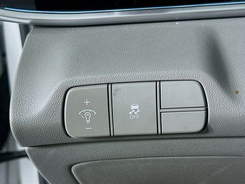 Used 2025 Hyundai Elantra SEL FWD image 16