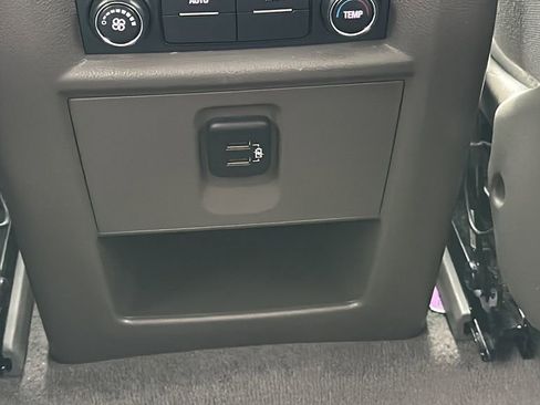 Used 2021 Chevrolet Traverse LT image 23