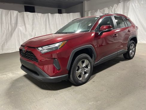 Used 2022 Toyota RAV4 XLE w/ Convenience Package FWD image 3