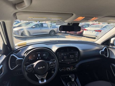 Used 2025 Kia Soul LX w/ LX Technology Package FWD image 32