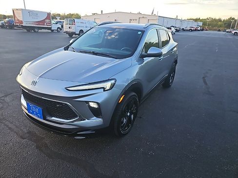 Used 2024 Buick Encore GX Sport Touring image 3