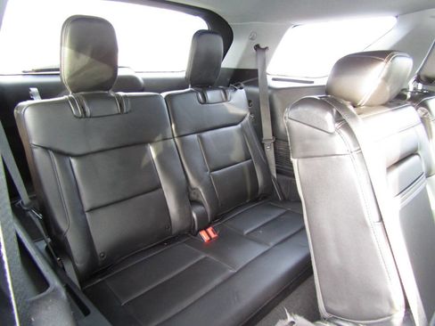 Used 2022 Ford Explorer XLT image 30