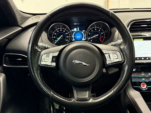 Used 2019 Jaguar F-PACE Premium image 23
