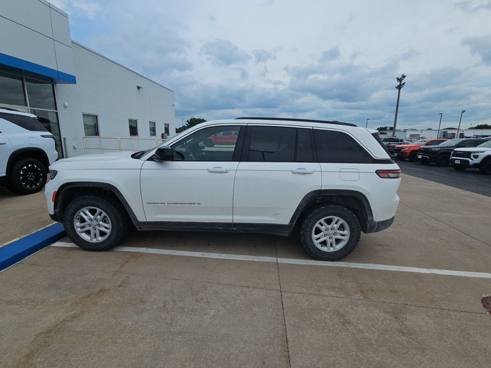 Used 2025 Jeep Grand Cherokee Laredo AWD/4WD image 1