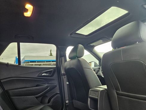 Used 2025 Chevrolet Trax RS w/ Sunroof Package image 36