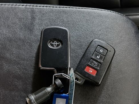 Used 2015 Toyota RAV4 Limited image 36