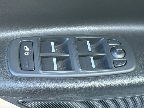 Used 2017 Jaguar XE image 15