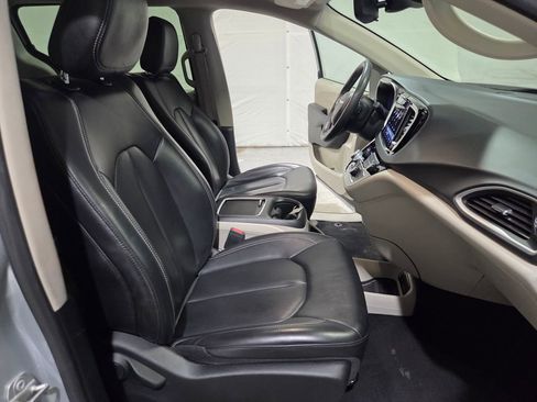 Certified 2023 Chrysler Pacifica Touring-L image 11
