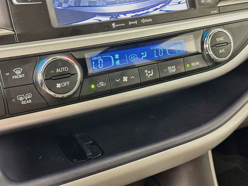 Used 2019 Toyota Highlander XLE AWD/4WD image 16