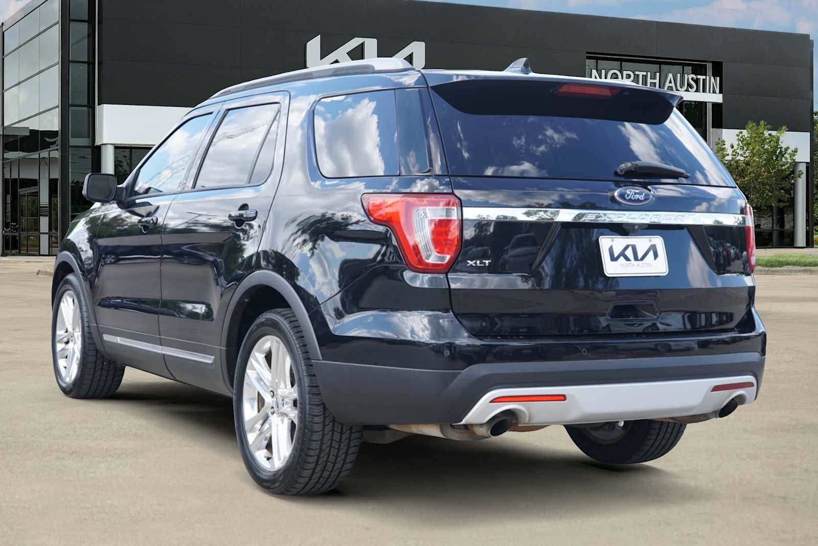 Used 2017 Ford Explorer XLT w/ Equipment Group 202A FWD image 4
