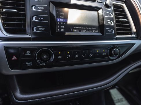 Used 2019 Toyota Highlander LE AWD/4WD image 16