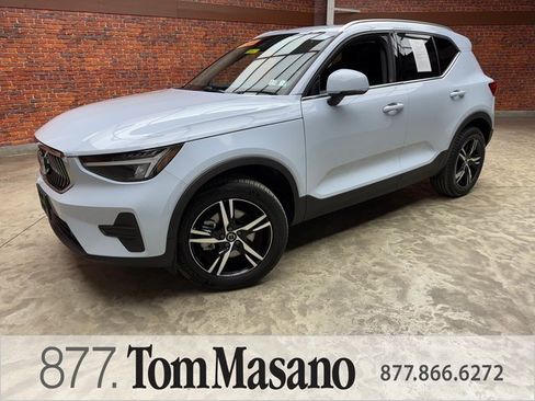Used 2025 Volvo XC40 B5 Core image 1