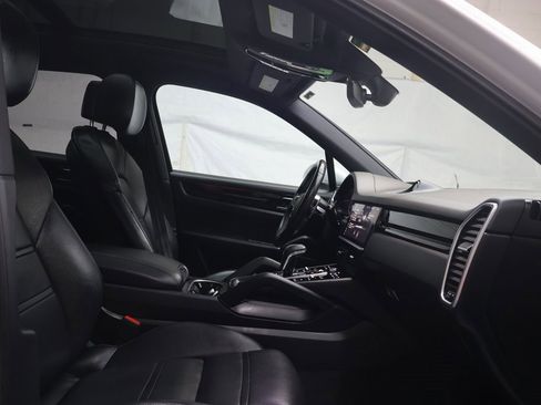 Used 2021 Porsche Cayenne image 10