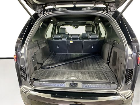 Used 2024 Land Rover Discovery Dynamic SE image 26