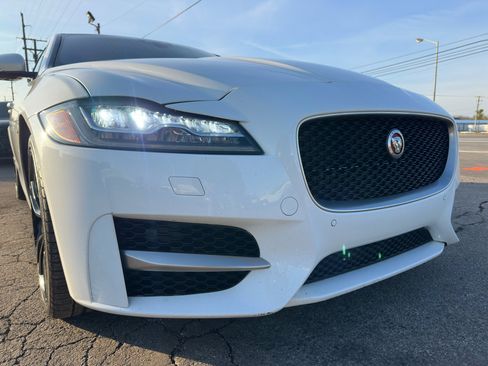 Used 2016 Jaguar XF R-Sport image 17