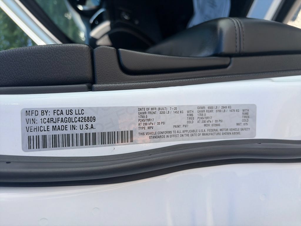 Used 2020 Jeep Grand Cherokee Laredo AWD/4WD image 29