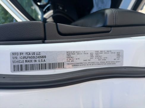 Used 2020 Jeep Grand Cherokee Laredo AWD/4WD image 29