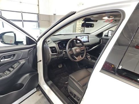 Used 2025 Nissan Rogue SL image 9