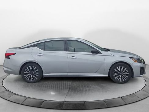 Used 2024 Nissan Altima 2.5 SV FWD image 6