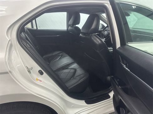 Used 2018 Toyota Camry XLE image 16