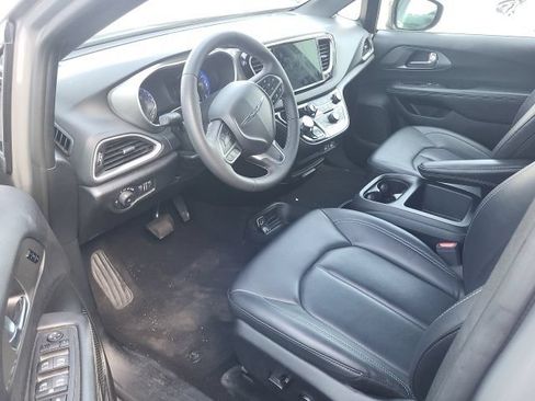 Used 2025 Chrysler Pacifica Select FWD image 5
