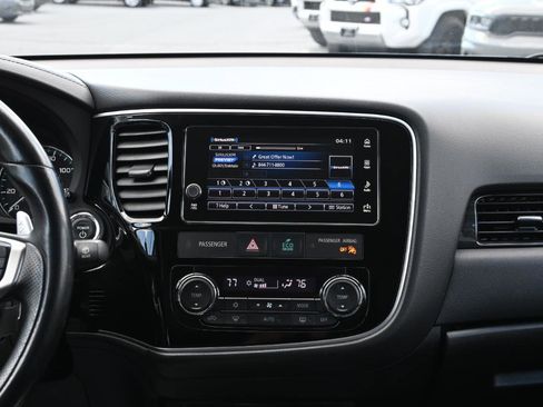 Used 2018 Mitsubishi Outlander SEL AWD/4WD image 28