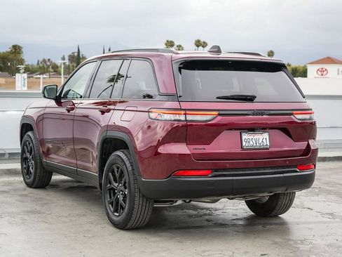 Used 2025 Jeep Grand Cherokee Altitude AWD/4WD image 9