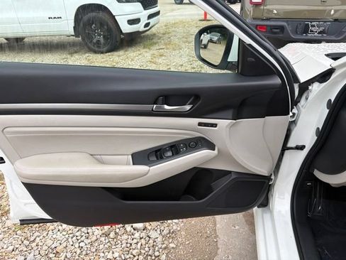 Used 2019 Nissan Altima 2.5 Platinum FWD image 16