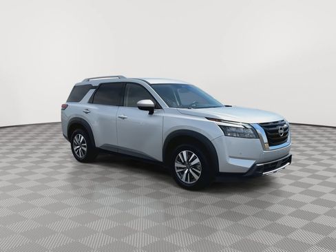 Used 2025 Nissan Pathfinder SL FWD image 2