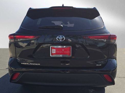 Used 2025 Toyota Highlander XLE FWD image 4