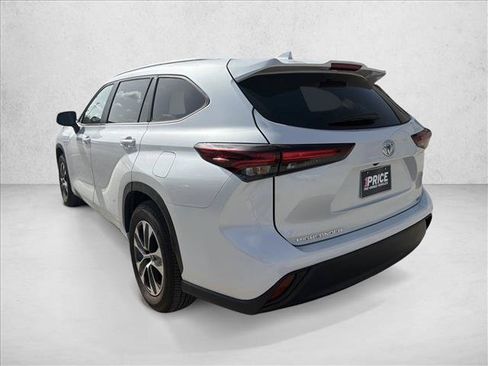 Used 2024 Toyota Highlander XLE FWD image 3