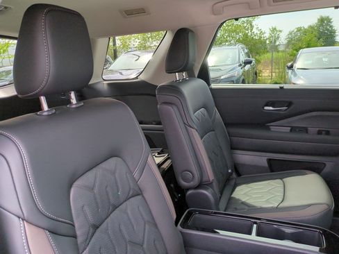 New 2026 Nissan Pathfinder Platinum w/ Accent Package FWD image 37