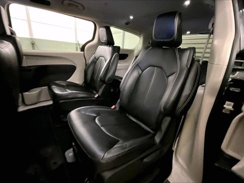Used 2023 Chrysler Pacifica Touring-L image 25