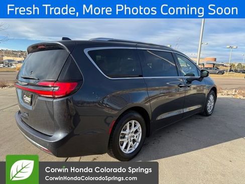 Used 2021 Chrysler Pacifica Touring-L image 7