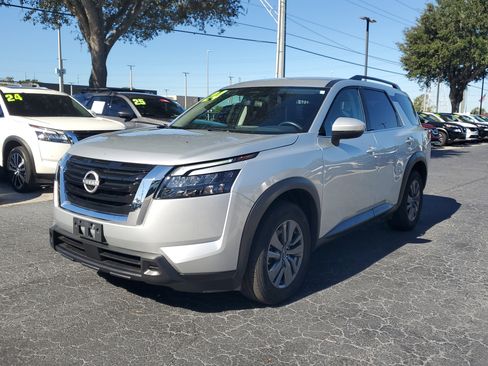 Used 2024 Nissan Pathfinder SV image 3