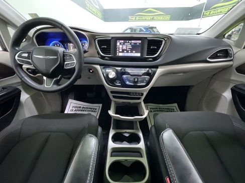 Used 2022 Chrysler Voyager LX image 17