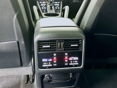 Used 2022 Porsche Cayenne Coupe image 27