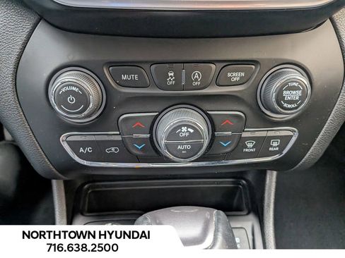 Used 2021 Jeep Cherokee Limited image 19