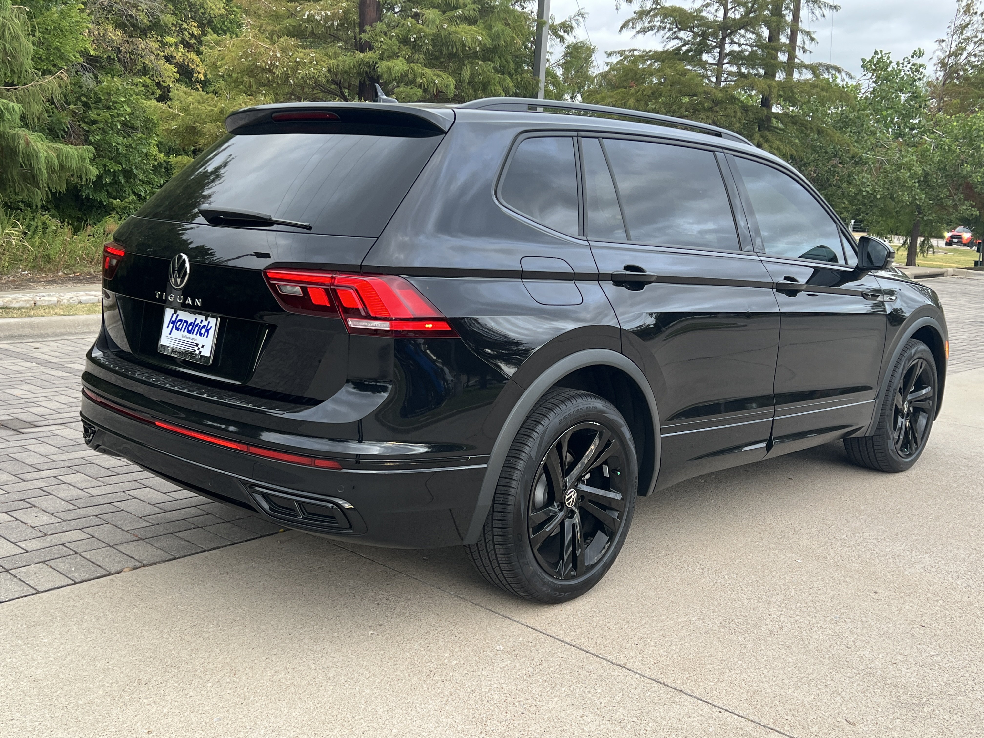 Certified 2023 Volkswagen Tiguan SE R-Line FWD image 9