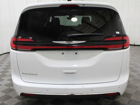 Used 2024 Chrysler Pacifica Touring-L FWD image 31