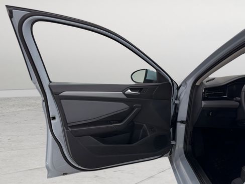 Certified 2025 Volkswagen Jetta SE image 18