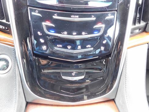 Used 2017 Cadillac Escalade ESV Premium Luxury AWD/4WD image 16