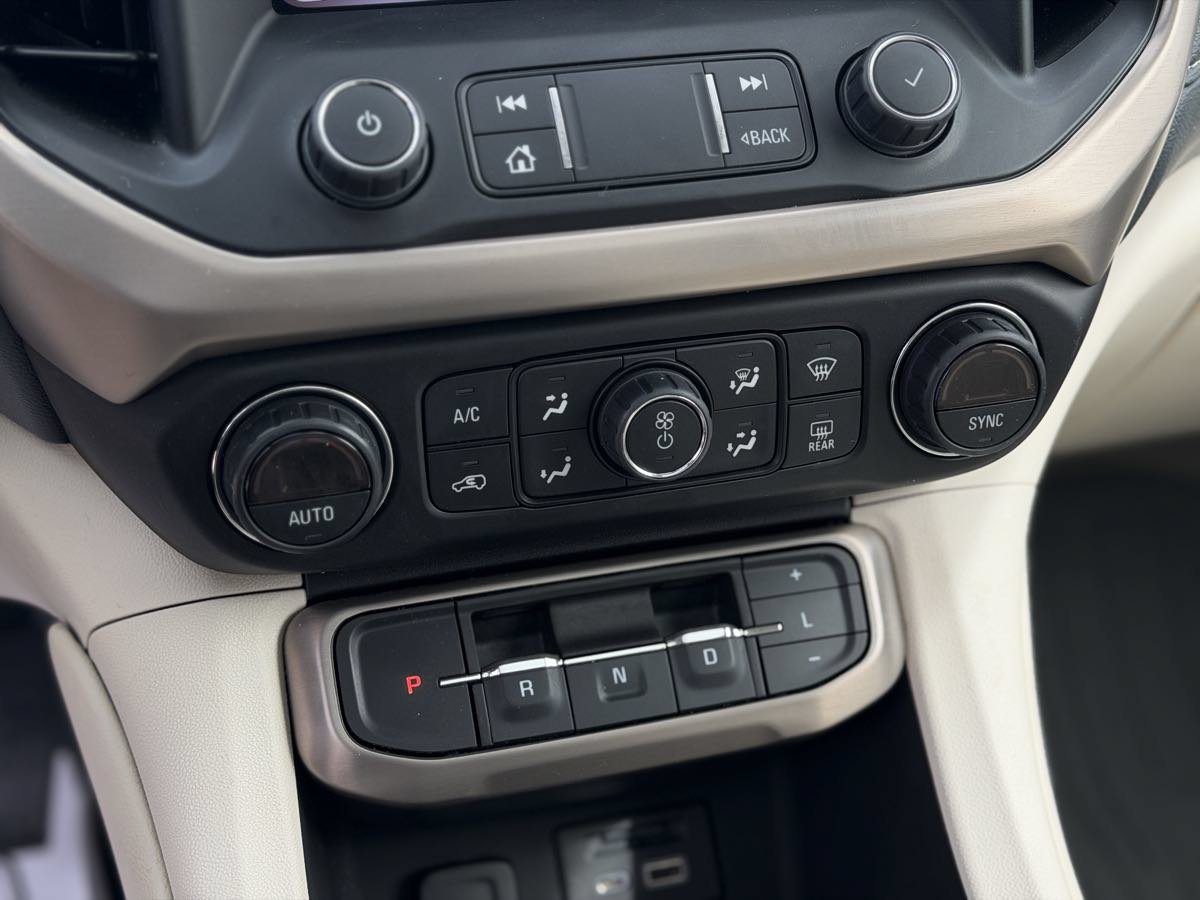 Used 2022 GMC Acadia Denali w/ Denali Ultimate Package AWD/4WD image 23