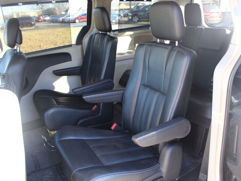 Used 2016 Chrysler Town & Country Touring w/ Driver Convenience Group image 30