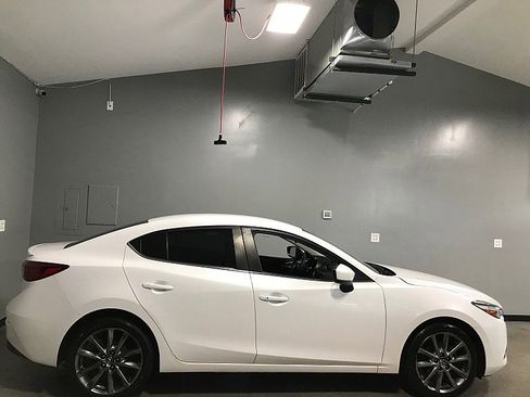 Used 2018 MAZDA MAZDA3 Touring FWD image 2