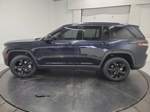 Used 2023 Jeep Grand Cherokee Limited w/ Black Appearance Package AWD/4WD image 4