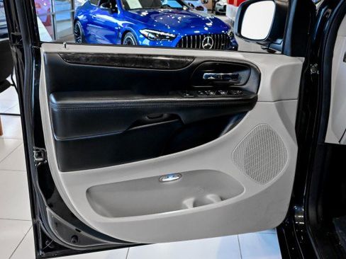 Used 2019 Dodge Grand Caravan SE w/ UConnect Hands-Free Group image 14