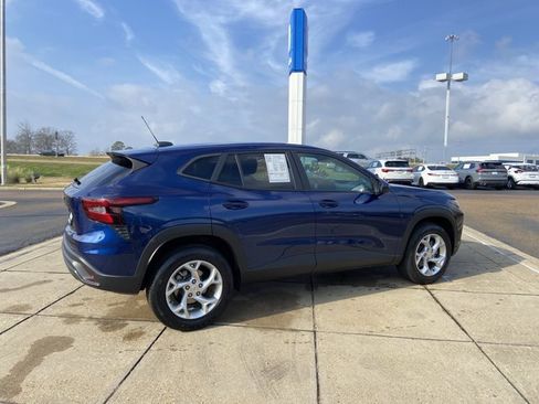 Used 2024 Chevrolet Trax LS w/ LS Convenience Package image 11