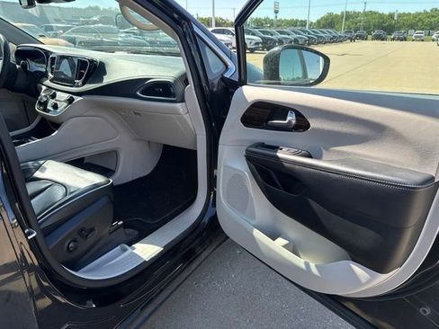 Used 2023 Chrysler Pacifica Limited FWD image 21