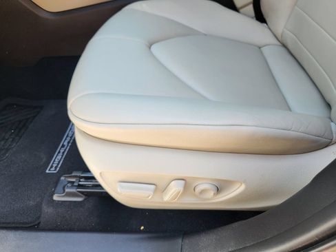 Used 2021 Toyota Highlander XLE AWD/4WD image 12